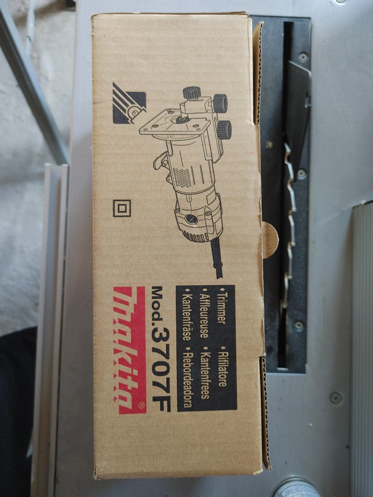 Makita 3707F Kantenfrees 230V- Nieuw in doos met accessoires, Doe-het-zelf en Verbouw, Kantenfrees, Verzenden, Nieuw, Makita