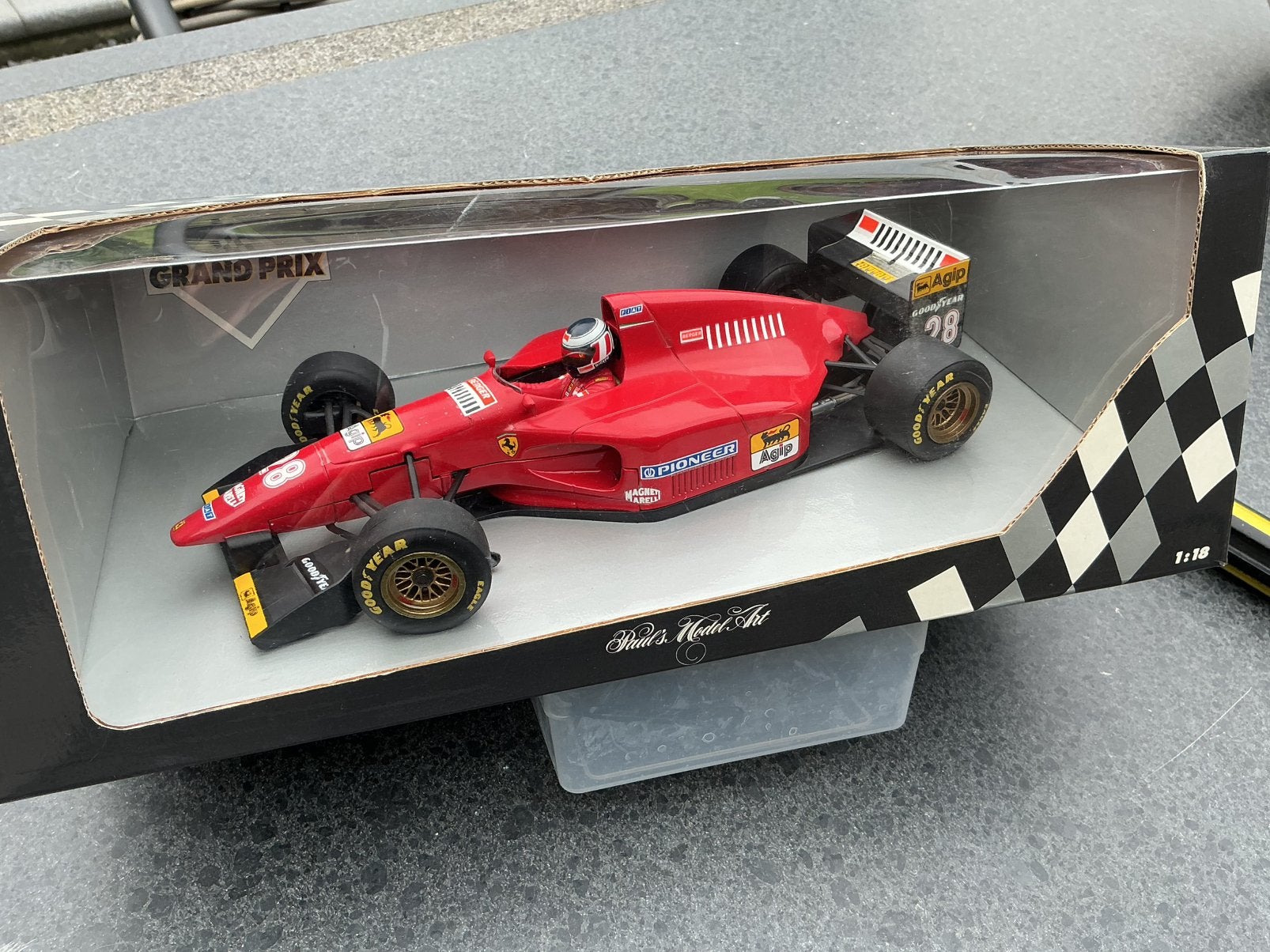 Ferrari 412 T1 ovp F1 Gerard Berger Minichamps 1:18, Ophalen, Zo goed als nieuw, Formule 1