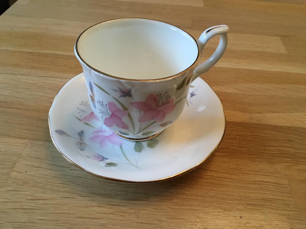 Royal Winchester Bone China England kop schotel roze bloemen, Ophalen of Verzenden, Zo goed als nieuw, Porselein, Kop en/of schotel