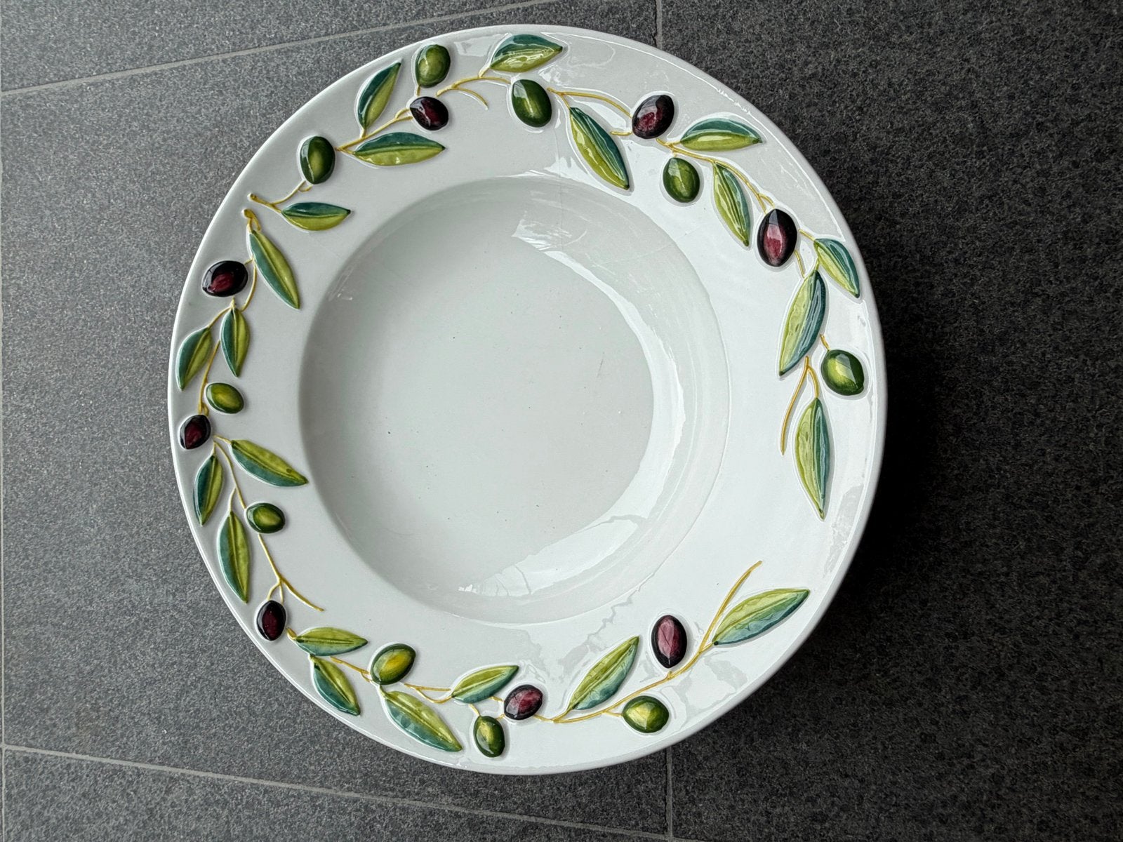 Grote schaal met olijfdecoratie nieuw, Handbeschilderd, Porselein of Keramiek, Schaal, Rond
