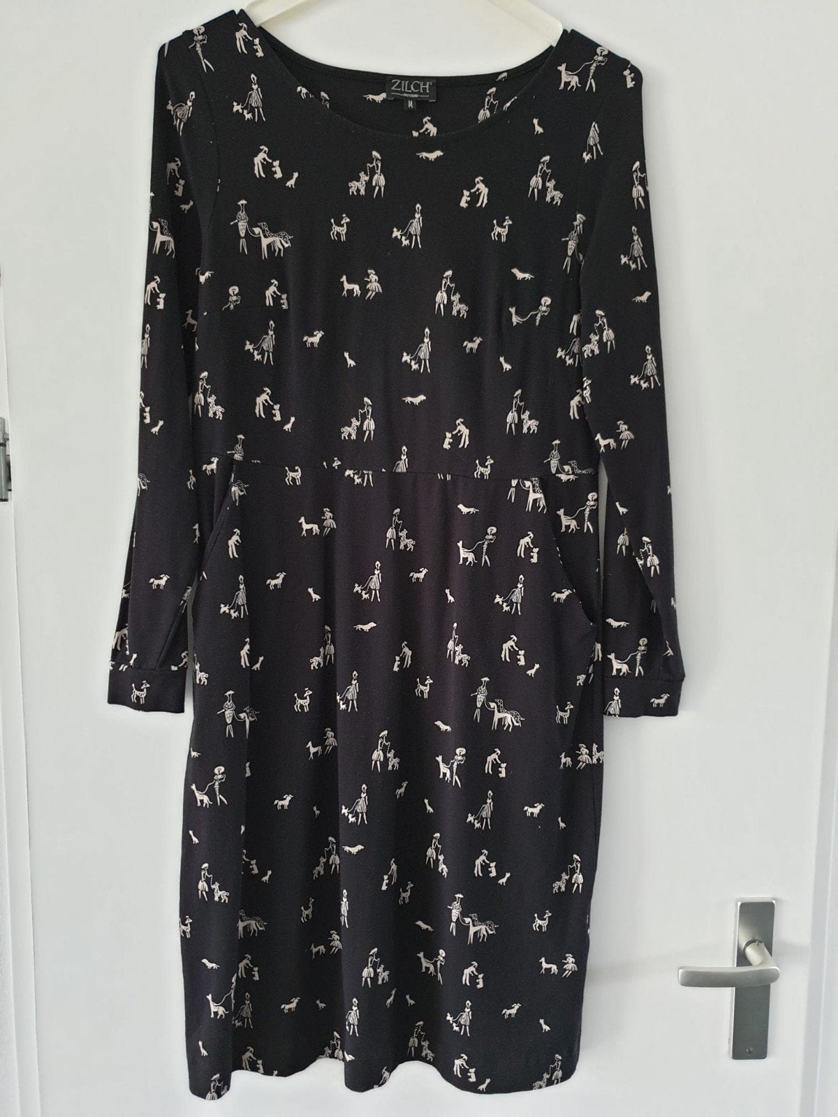 Zwarte jurk met print van het merk Zilch maat M, Kleding | Dames, Maat 38/40 (M), Zwart, Ophalen of Verzenden, Zo goed als nieuw