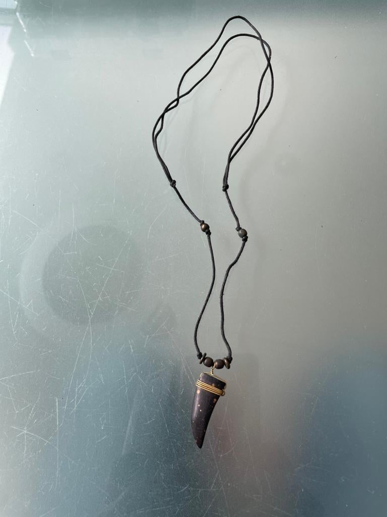 Verstelbare ketting met leren band en haaientand, Zwart, Ophalen of Verzenden, Zo goed als nieuw, Overige materialen