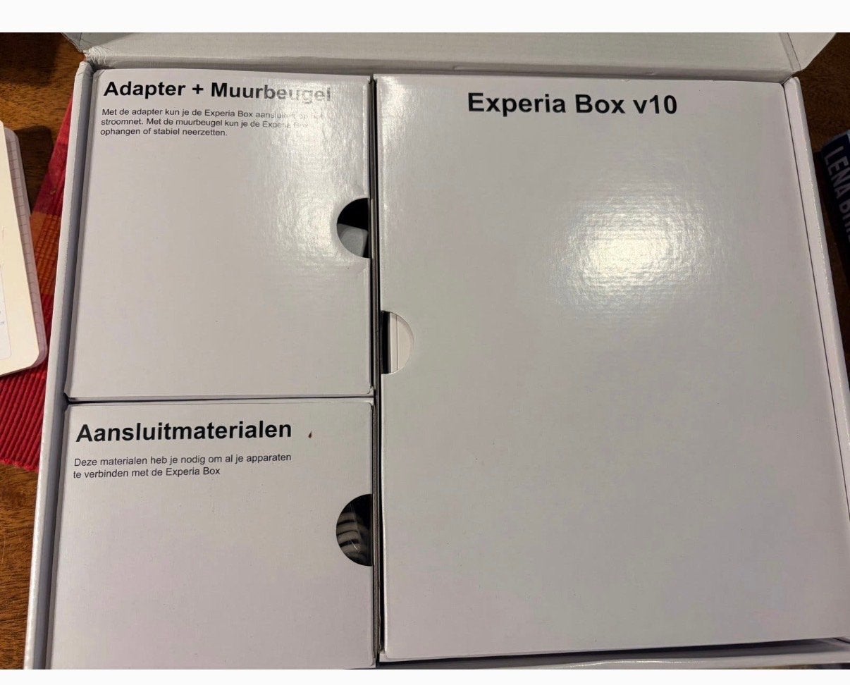 Experia Box v10 Router met alle toebehoren, Ophalen of Verzenden, Zo goed als nieuw, Router