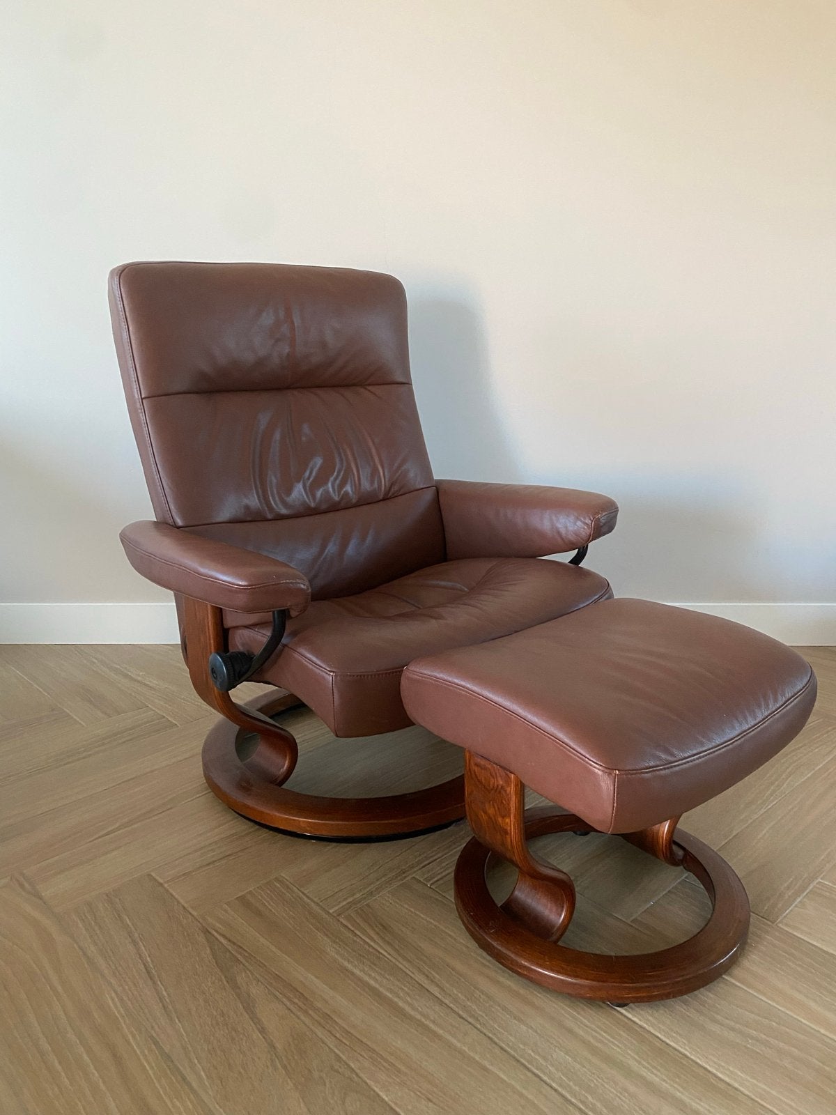 Stressless Mayfair + Hocker – Donkerbruin Leer, Huis en Inrichting, Ophalen of Verzenden, Gebruikt, Leer, 75 tot 100 cm