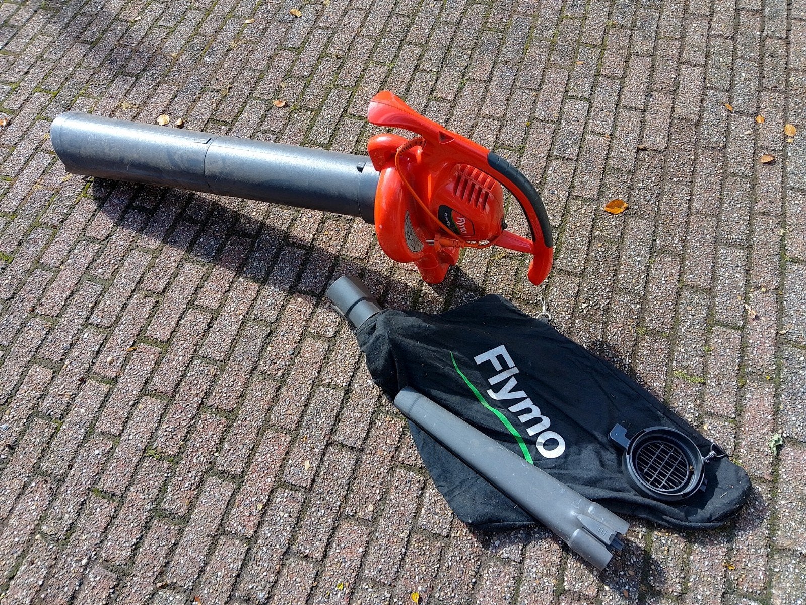 Flymo bladblazer/bladzuiger met versnipperfunctie, Gebruikt, Met opvangzak, Handgedragen, Ophalen of Verzenden