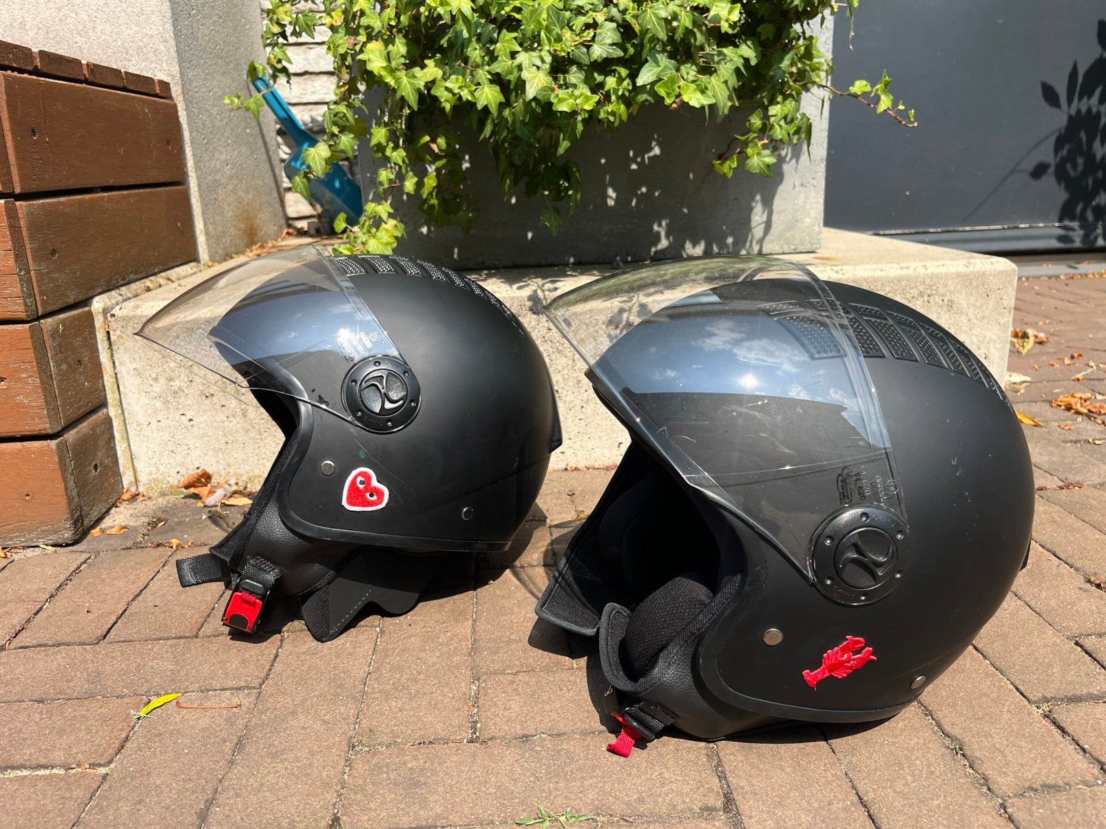 Twee scooter helmen ECE 22.06 (xs en s) en ART 4 slot, Fietsen en Brommers, Brommerhelmen, Ophalen, Gebruikt