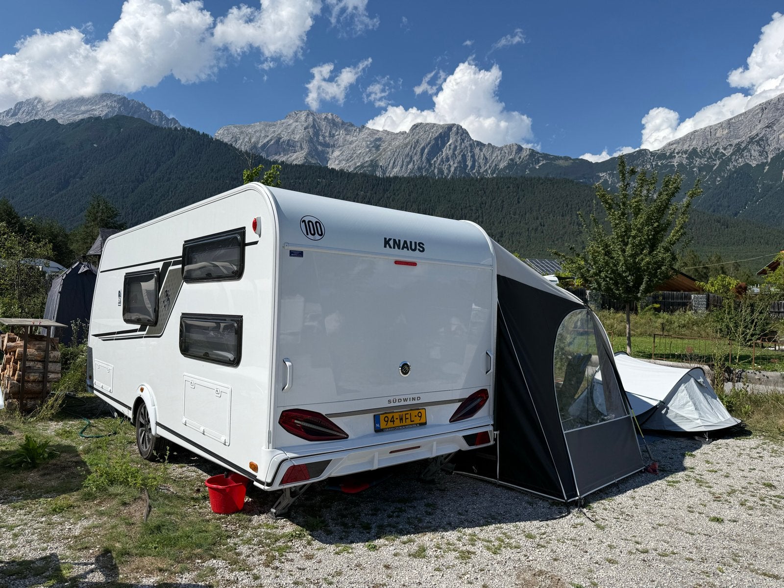 Knaus Südwind 500 QDK 60 Years E-Power Airco Mover 1800kg, Caravans en Kamperen, Luifel, Stapelbed, Bedrijf, Treinzit