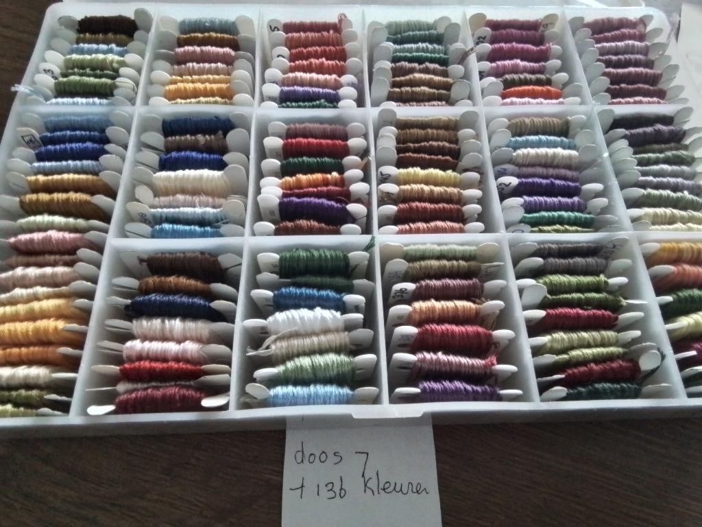 Doos dmc met 136 kleuren nr 7, Ophalen of Verzenden, Zo goed als nieuw, Handborduren, Borduurgaren of Zijde