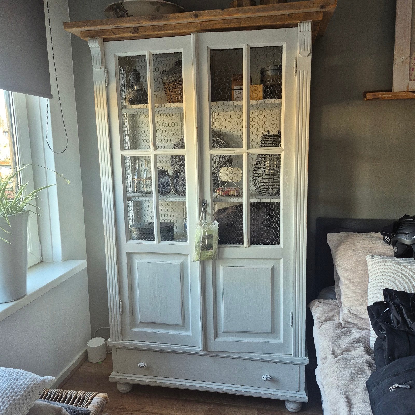 Witte landelijke kast met gaasdeuren en houten blad, Ophalen, Gebruikt, 100 tot 150 cm, Met lade(s)
