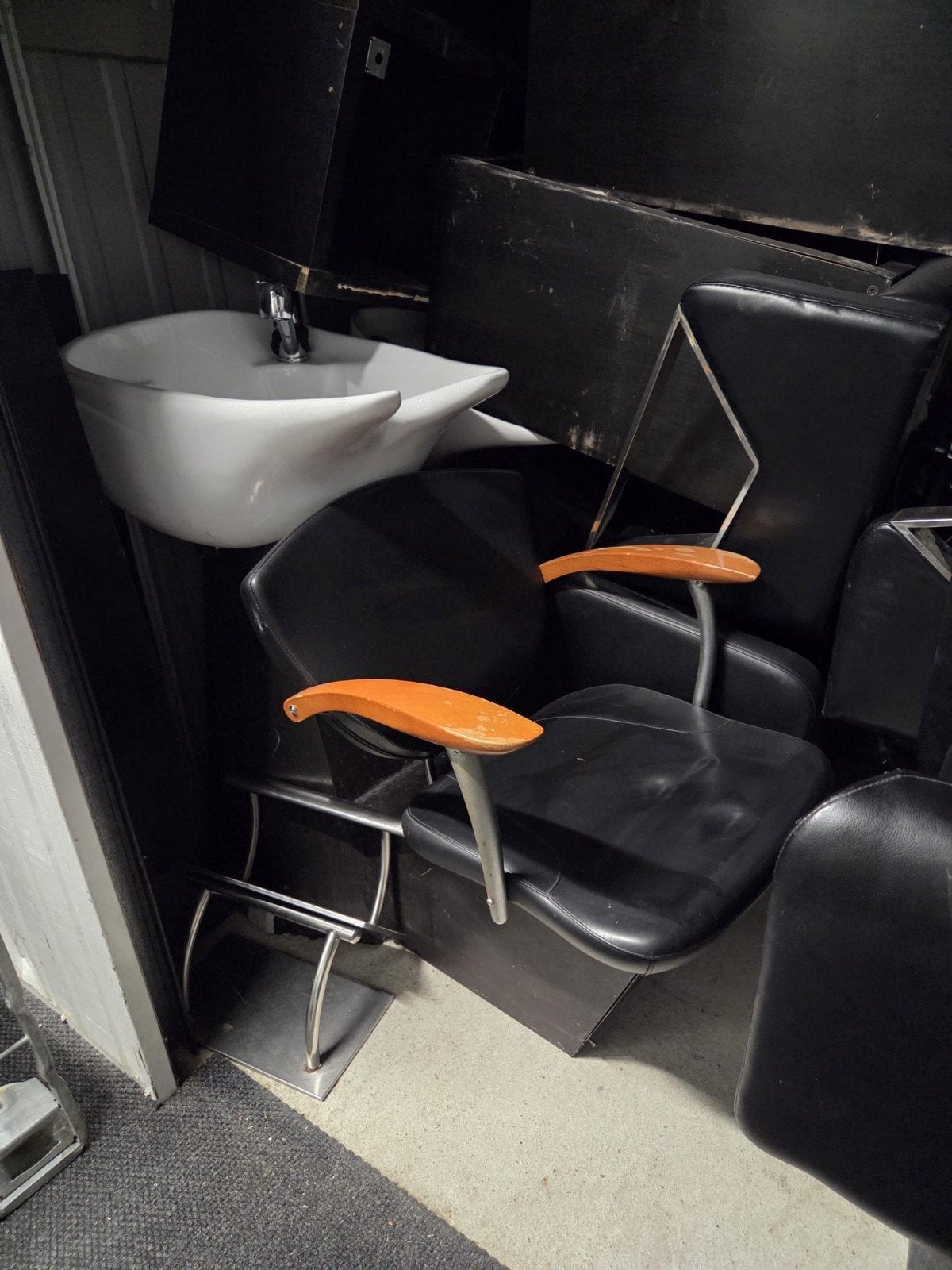 Kappersinventaris: Stoelen, wasbak en trolley, Overige plaatsen, Ophalen, Gebruikt, Complete inventaris