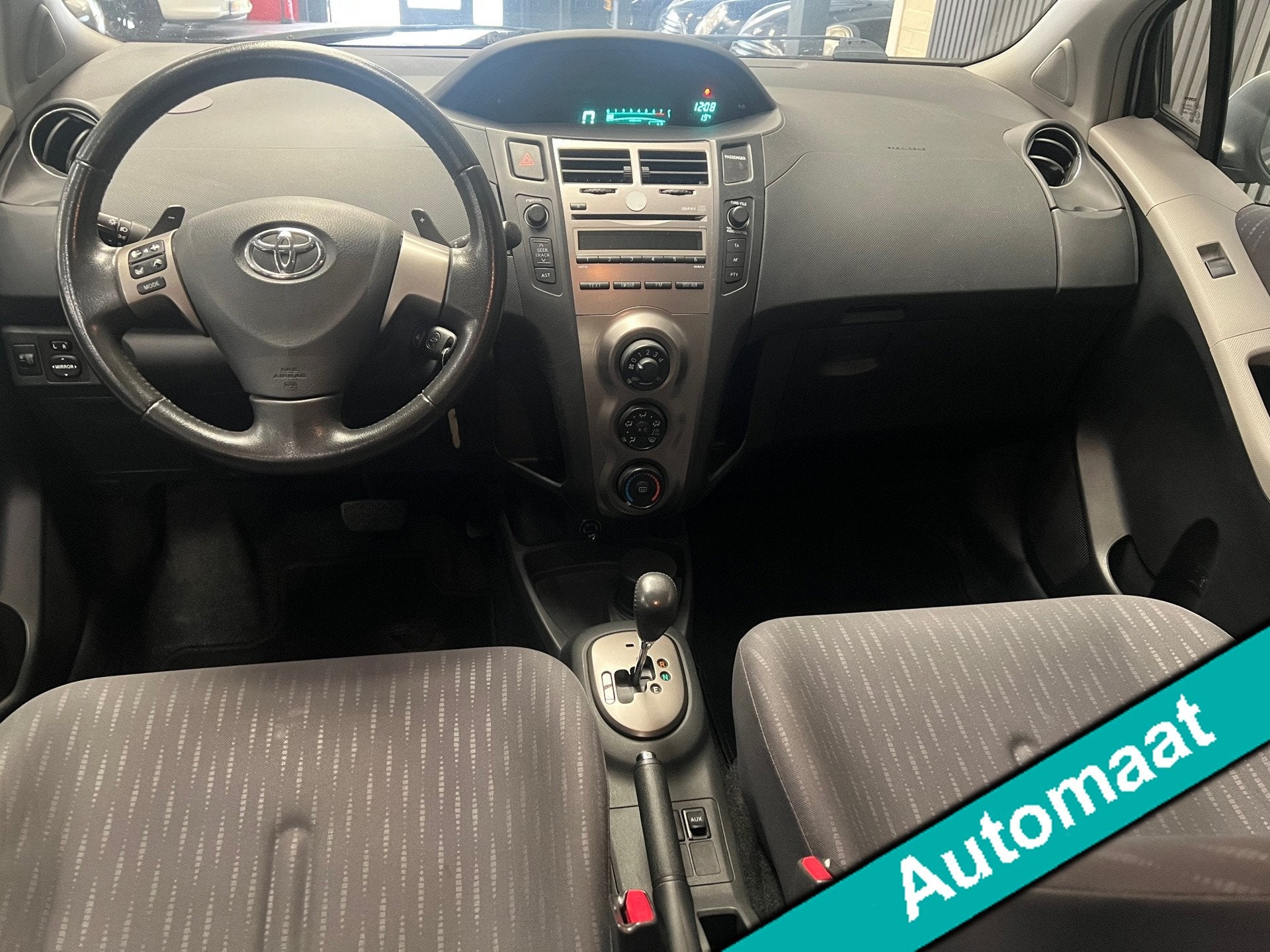 Toyota Yaris 1.3 VVTi Aspiration 2e Eigenaar - NAP - Automaa, Auto's, Toyota, 4 cilinders, Bedrijf, 550 kg, Hatchback