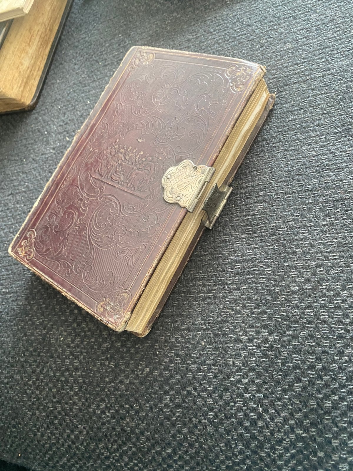 Bijbeltje met mooie grafures met zilver, Antiek en Kunst, Verzenden
