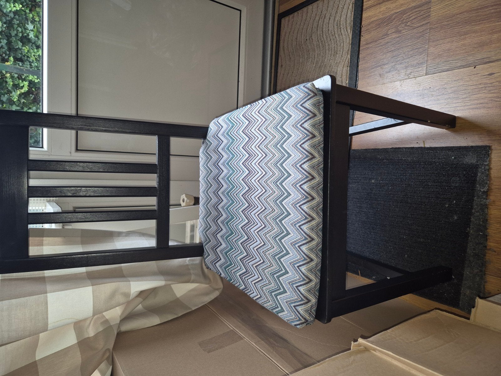 Zwarte stoel met zigzag stoffen zitting, Hout, Gebruikt, Zwart, Ophalen of Verzenden