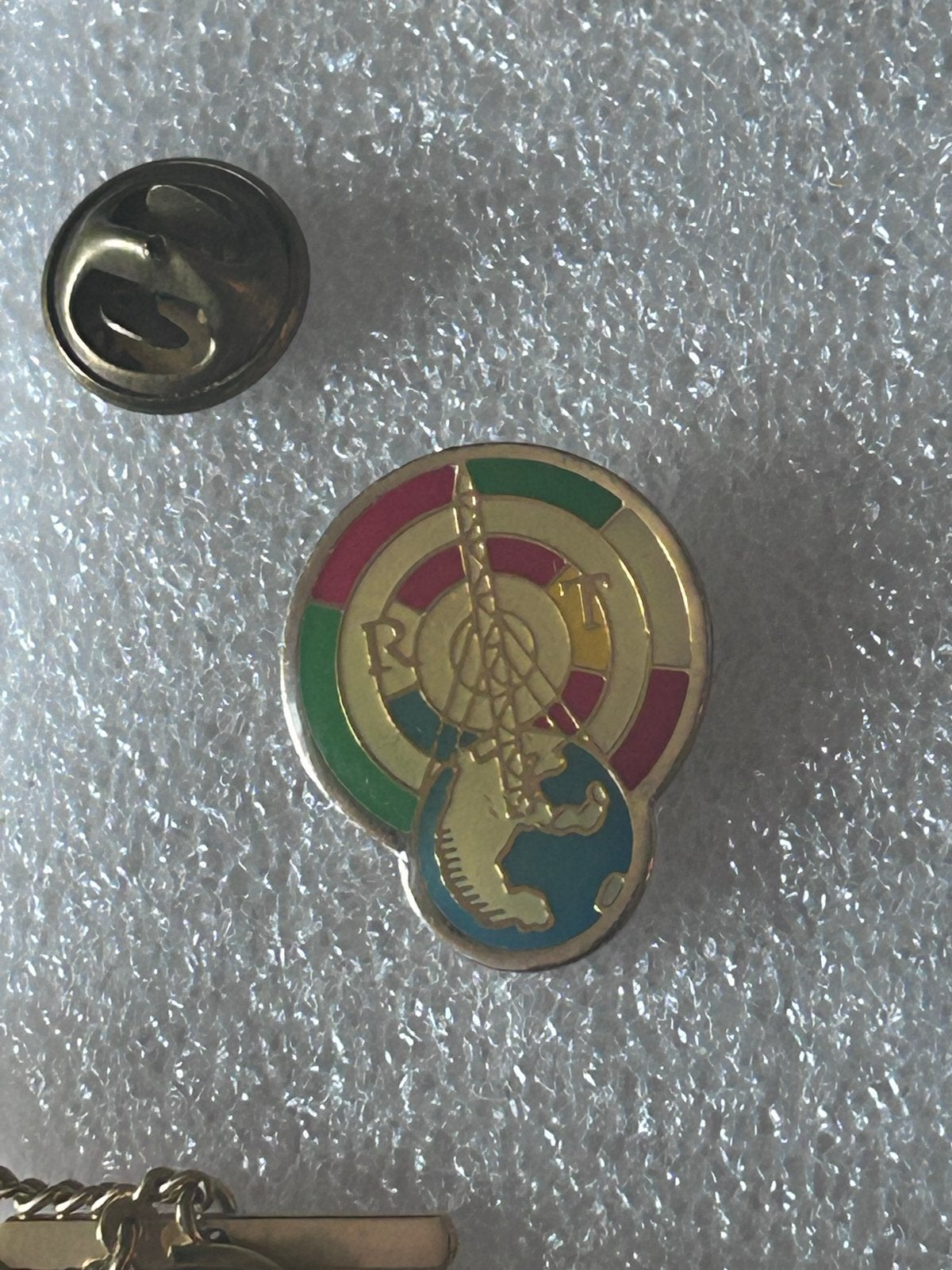 Vintage Pin Wereldbol en radio antenne, Ophalen of Verzenden, Gebruikt, Overige onderwerpen, Speldje of Pin
