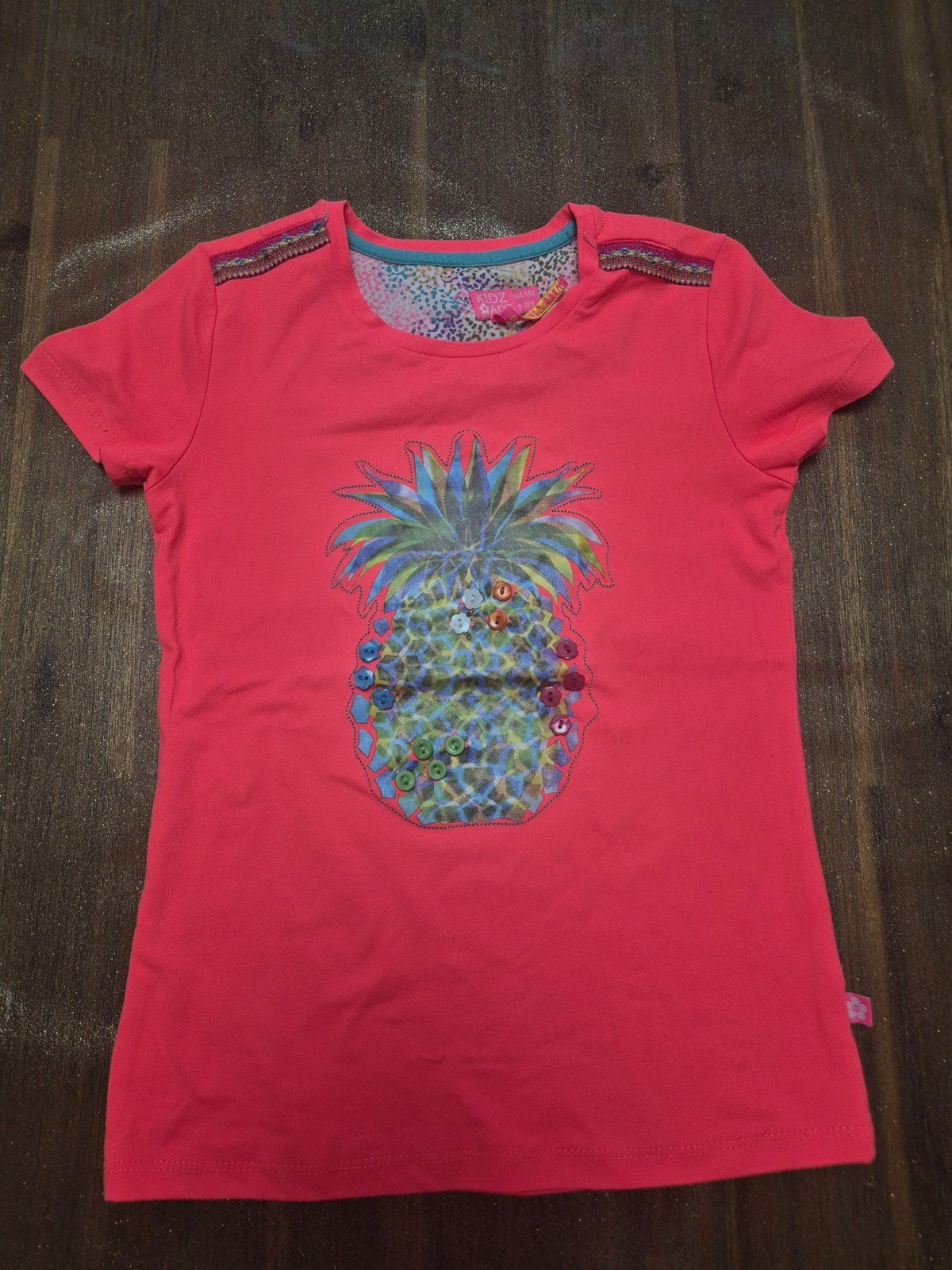Kidz-Art T-shirt met ananasprint en knoopjes, maat 134-140, Kinderen en Baby's, Kinderkleding | Maat 134, Ophalen of Verzenden