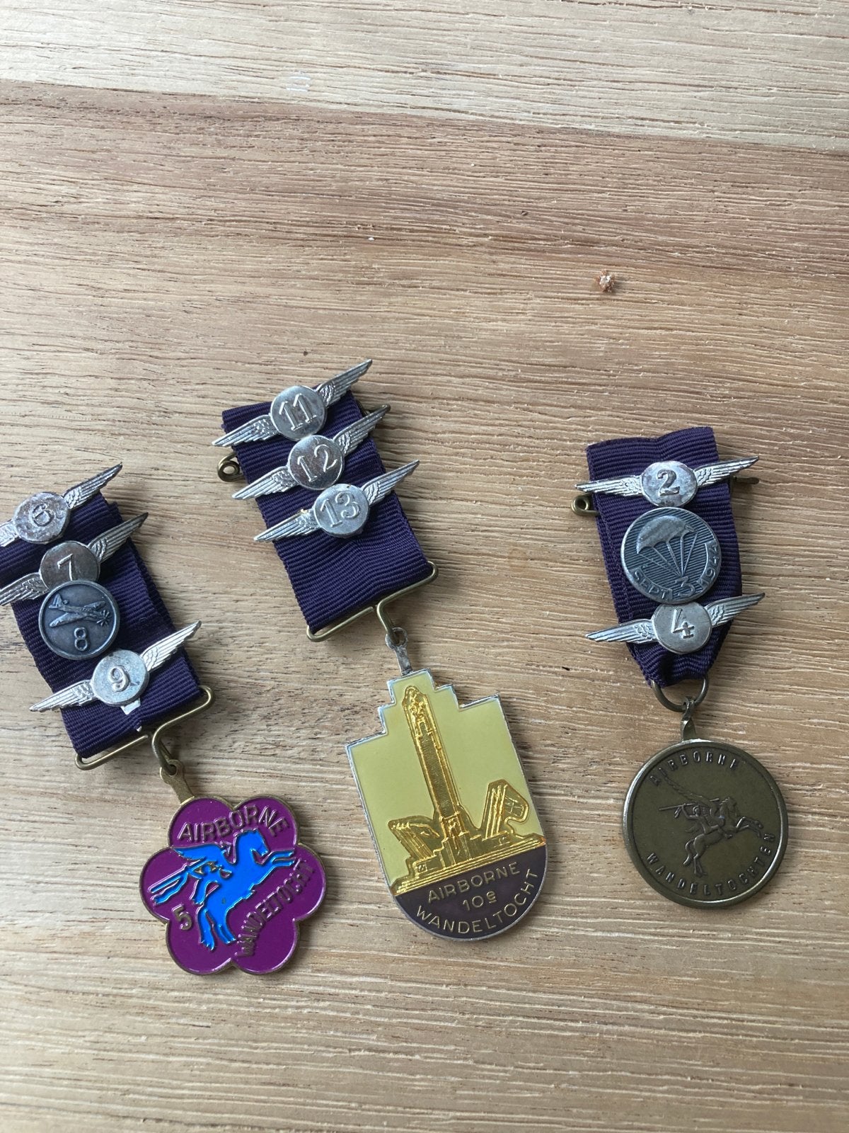 Set van 3 Airborne Wandeltocht Medailles en Speldjes, Verzamelen, Ophalen of Verzenden, Landmacht, Nederland, Lintje, Medaille of Wings