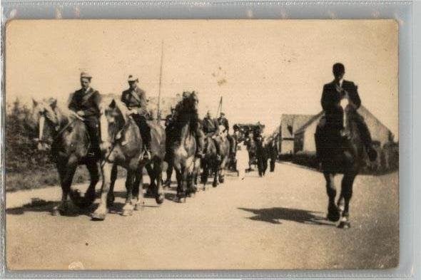 Zegge N.B. 2 fotokaarten optocht tgv huwelijk of bevrijding, Ophalen of Verzenden, 1940 tot 1960, Ongelopen, Noord-Brabant