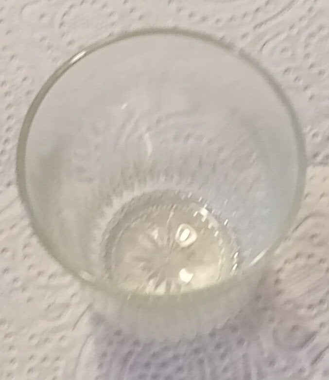 Te Koop: Een klein glaasje met ribbels. , Ophalen of Verzenden, Gebruikt, Overige typen