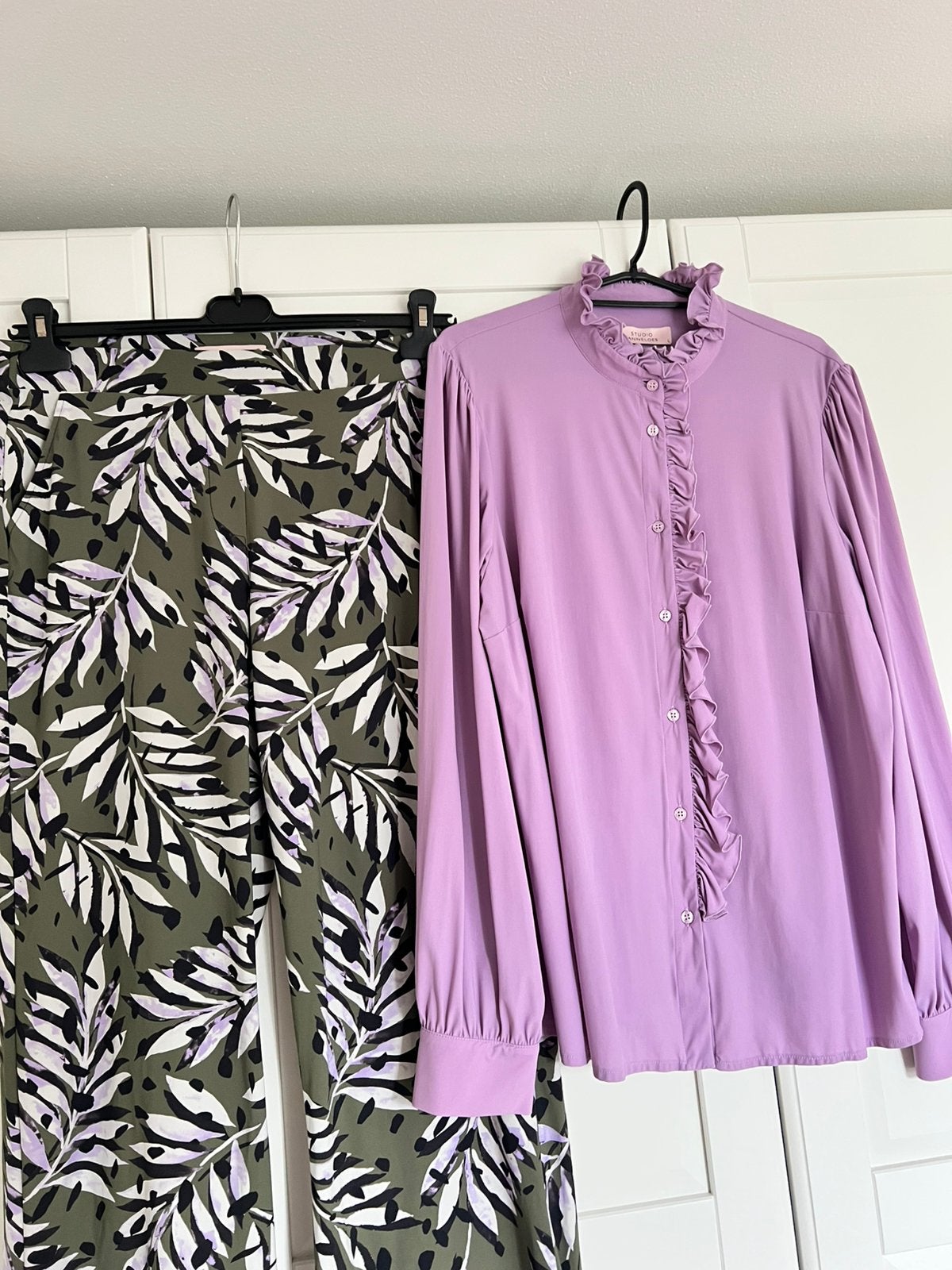Studio anneloes set leaf broek M & ruffle blouse lila/army, Maat 38/40 (M), Ophalen of Verzenden, Zo goed als nieuw, X