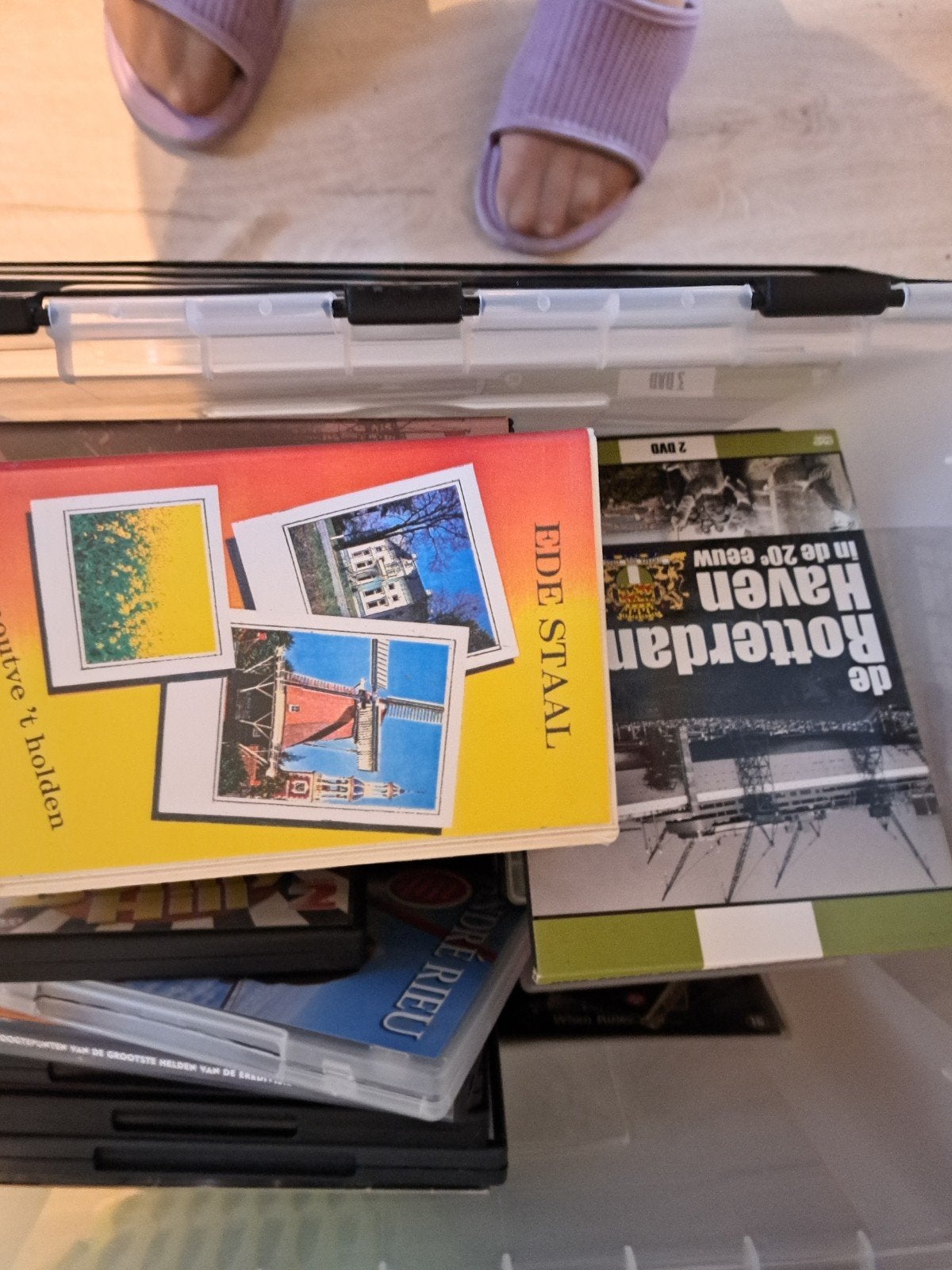 1 krat met video banden en dvd, Ophalen, Gebruikt