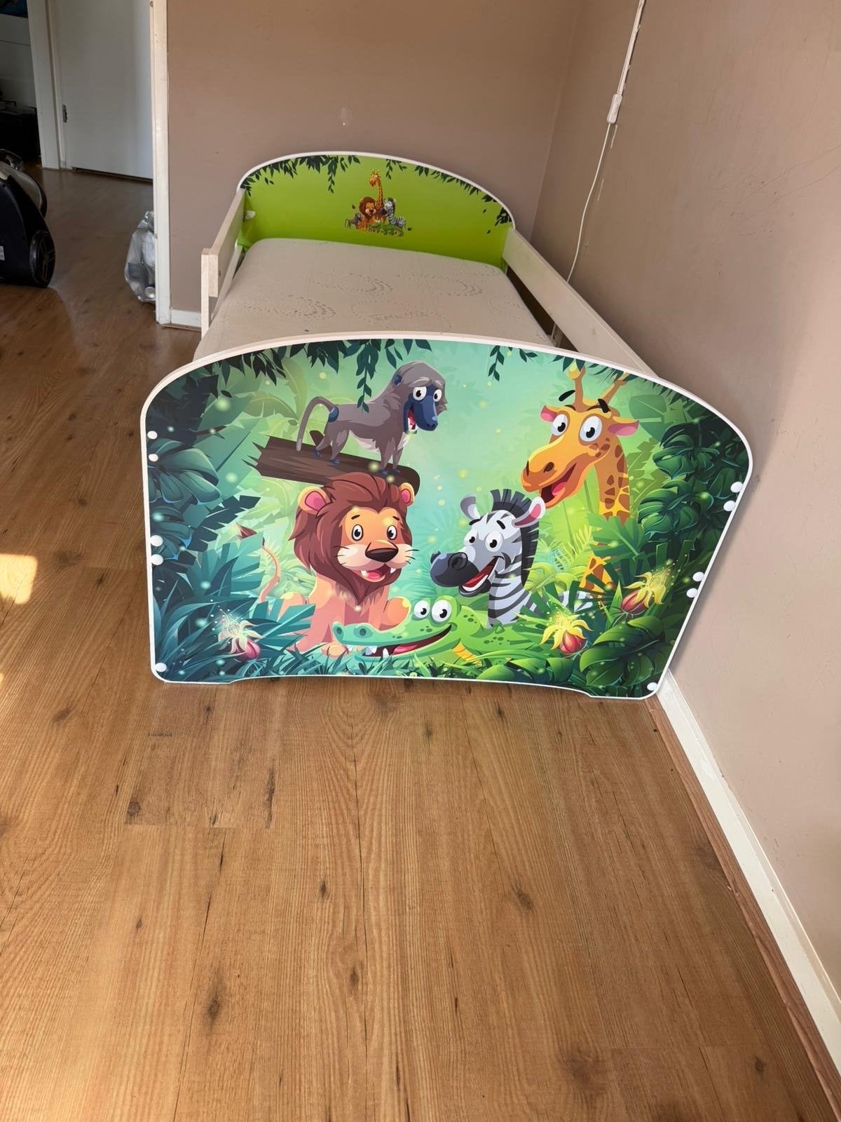 Kinderbed met jungle thema en matras, Kinderen en Baby's, Kinderkamer | Bedden, Gebruikt, 140 tot 160 cm, 70 tot 85 cm, Lattenbodem