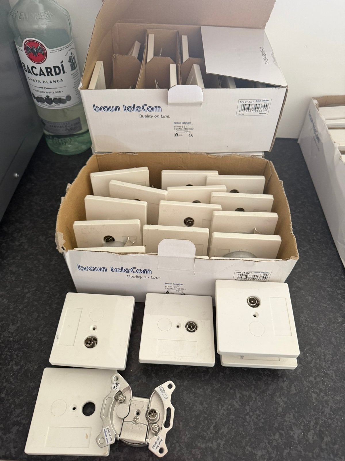 38 stuks - Braun Telecom BTV 01-UPC, Ophalen, Nieuw, Minder dan 2 meter