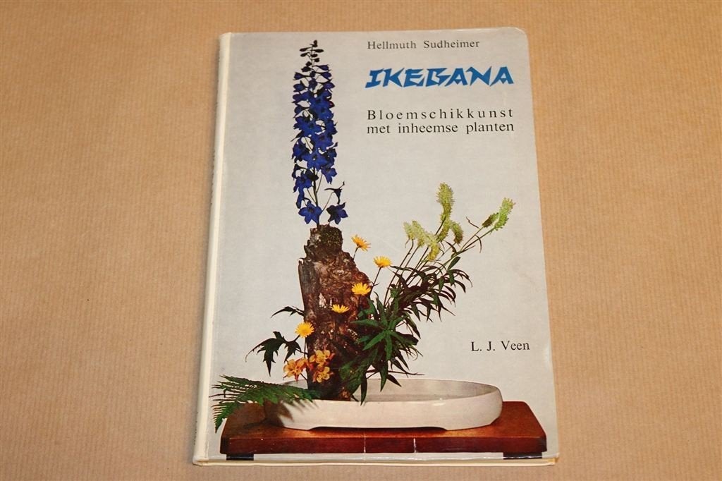 Ikebana — Vintage Bloemschikkunst Inheemse Planten 1967, Ophalen of Verzenden, Gelezen, Overige onderwerpen