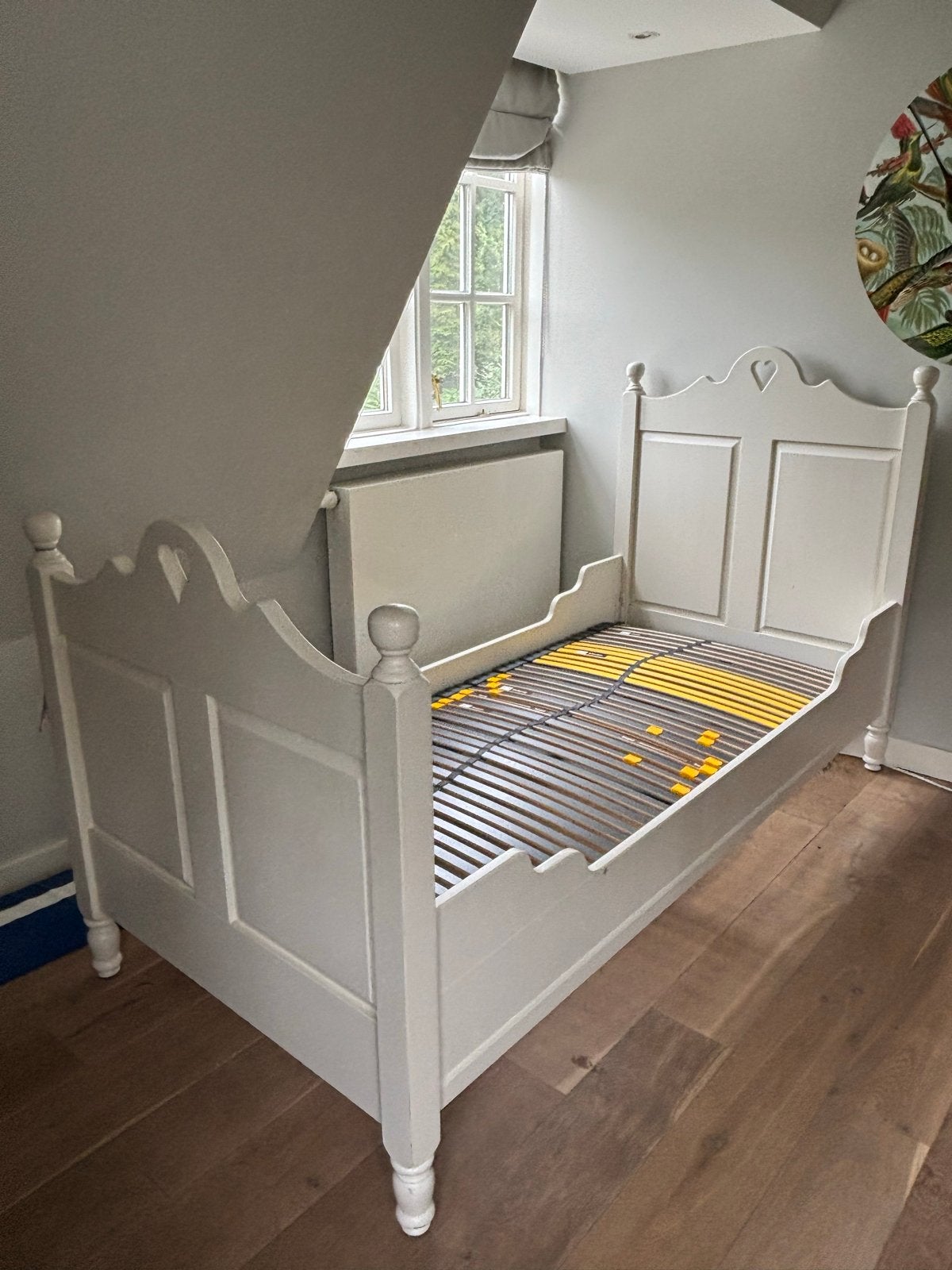 Eenpersoonsbed met lattenbodem en hartjes, wit, Huis en Inrichting, Slaapkamer | Bedden, Gebruikt, 90 cm, Eenpersoons, Wit