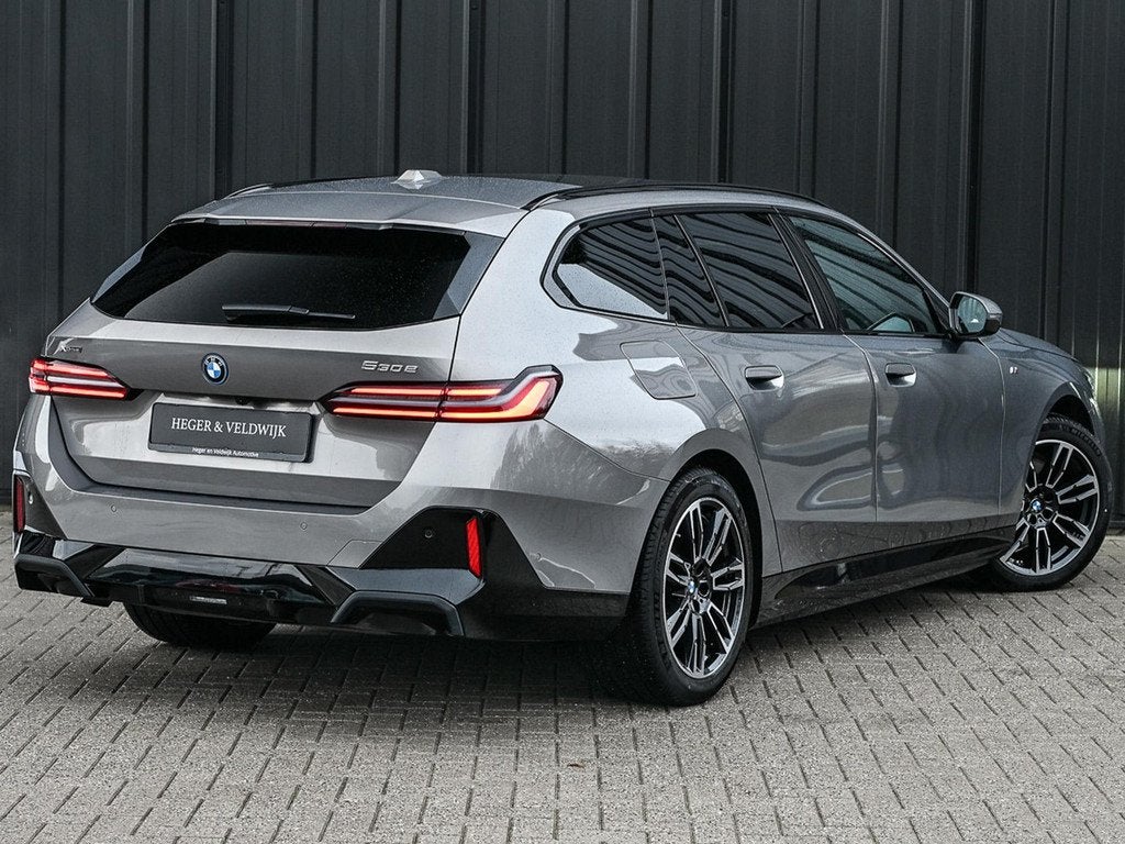 BMW 5-serie Touring 530e xDrive | M-Sport Pro | Panoramadak, Automaat, Gebruikt, 4 cilinders, 2000 kg