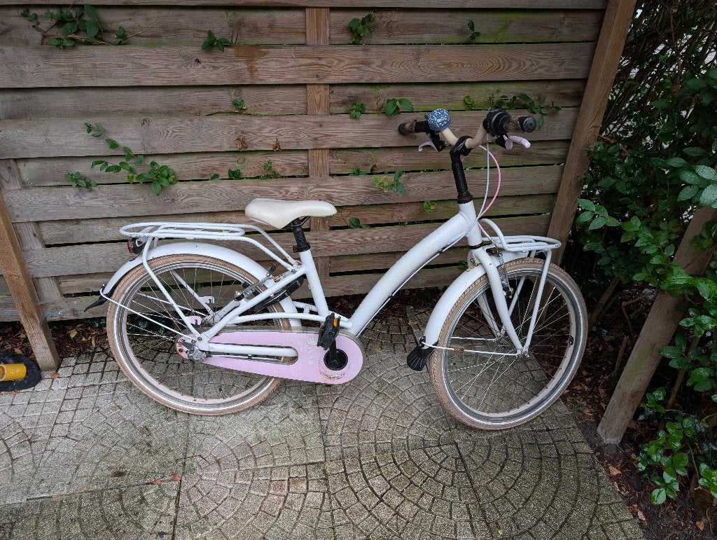 Witte kinderfiets met roze accenten 22 Inch  (Loekie), Fietsen en Brommers, Fietsen | Meisjes, Ophalen, Handrem, Gebruikt, 24 inch