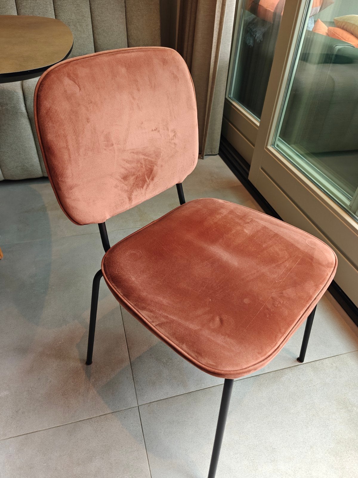 Roze fluwelen stoel - Zo goed als nieuw, Huis en Inrichting, Ophalen, Overige kleuren, Modern, Scandinavisch, Zo goed als nieuw