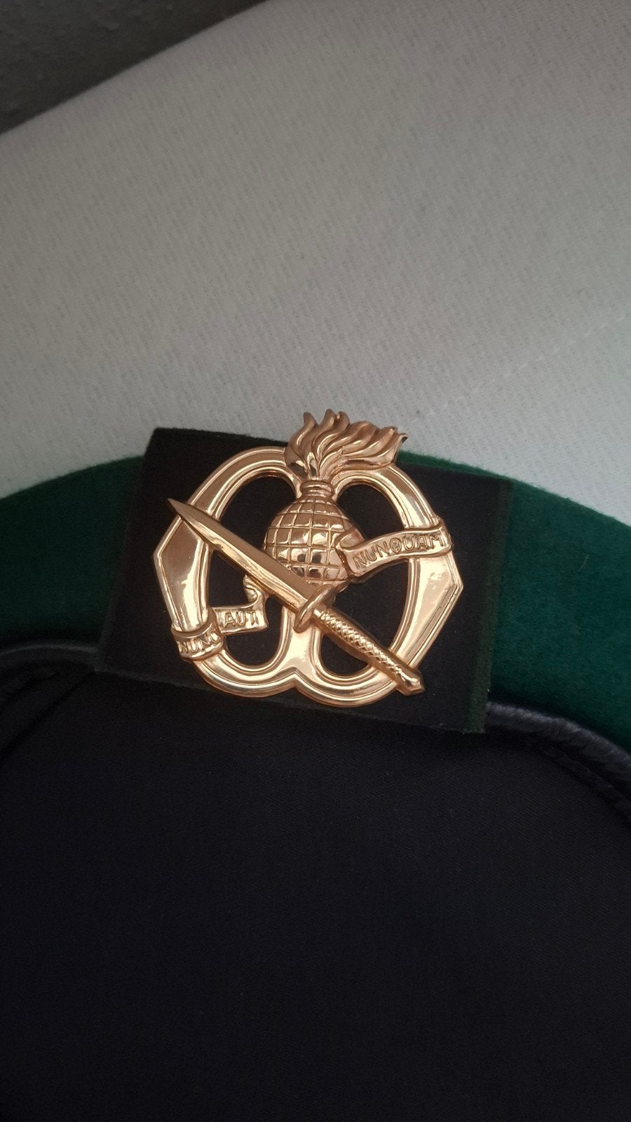 KCT baret + embleem hassing, Verzamelen, Ophalen of Verzenden, Landmacht, Nederland, Helm of Baret