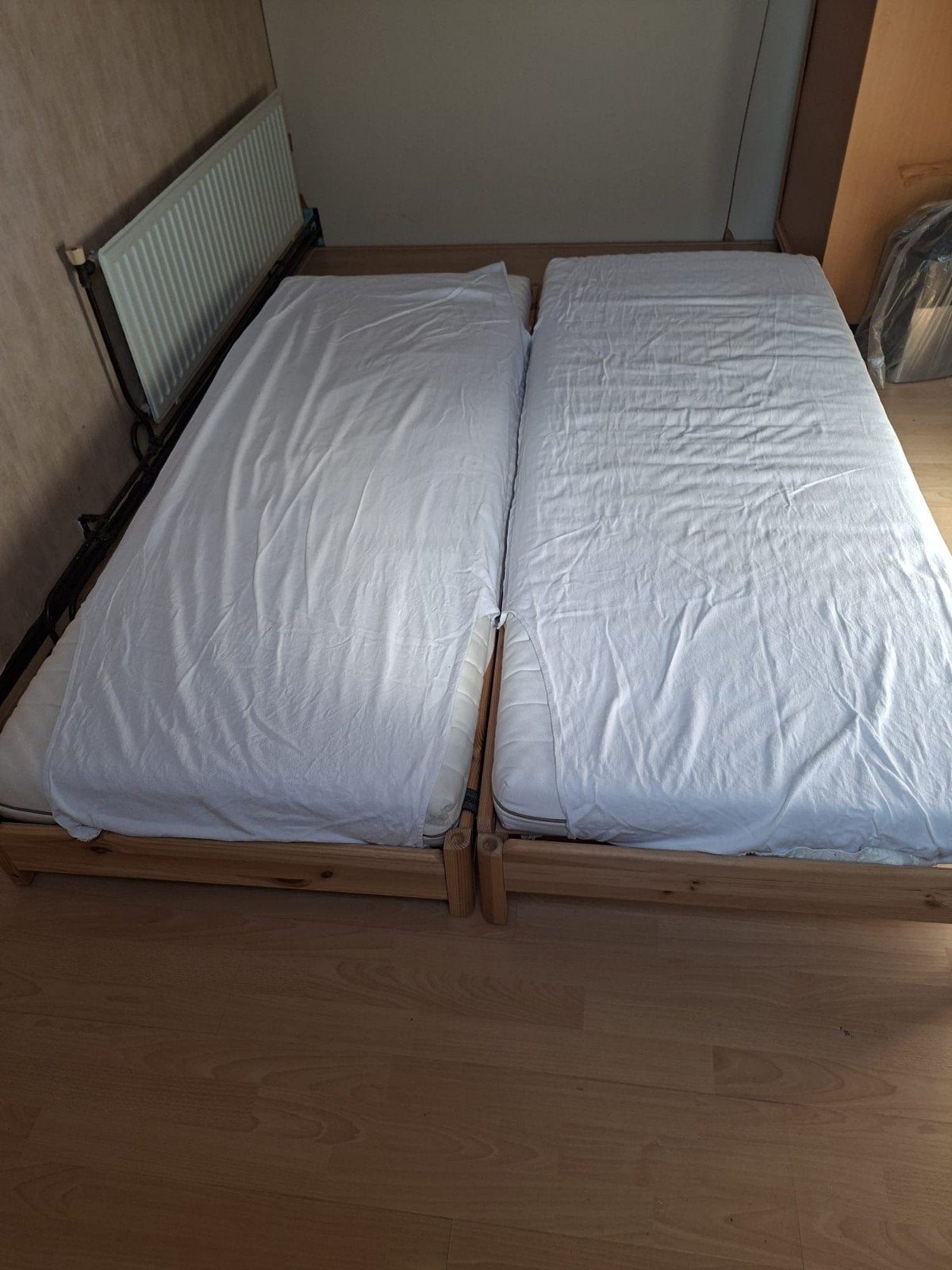 Twee eenpersoonsbedden met lattenbodems en matrassen, Huis en Inrichting, Gebruikt, 90 cm, Ophalen of Verzenden, 200 cm