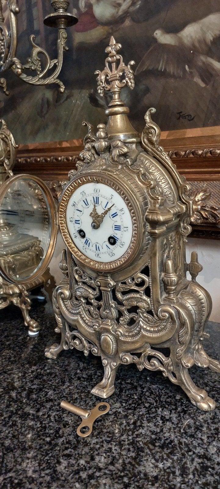Antieke Franse bronzen schoorsteenklok met sleutel, Ophalen of Verzenden