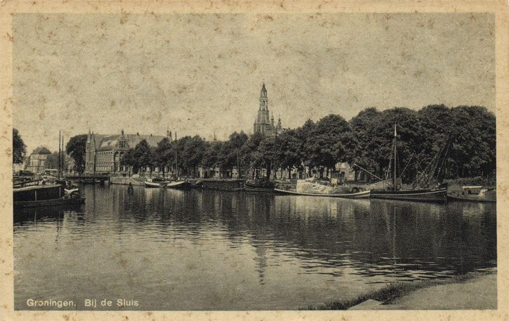 Groningen. Bij de Sluis - boten - ongelopen, Ophalen of Verzenden, 1920 tot 1940, Ongelopen, Groningen