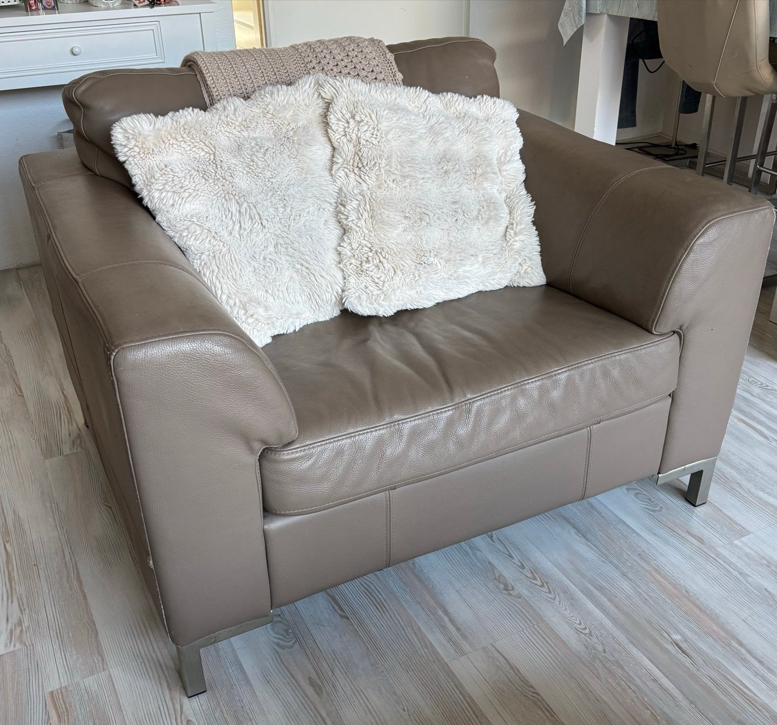 Leren loveseat taupe, Huis en Inrichting, Ophalen, Gebruikt, 150 tot 200 cm, Tweepersoons