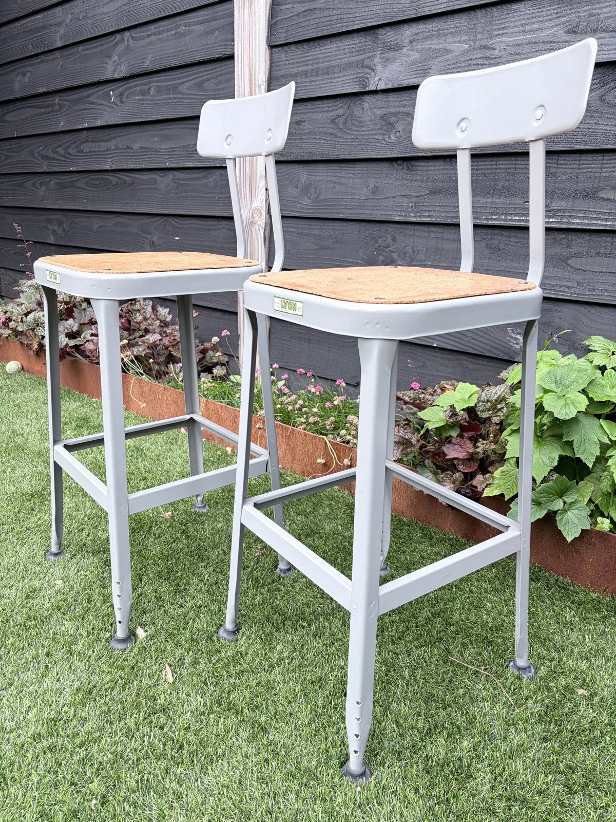 2 stuks: Barkruk Lyon Aurora basic grijs, Ophalen, Gebruikt, Met voetsteun, 60 tot 90 cm