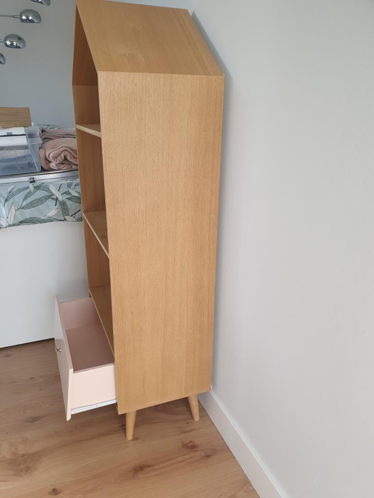 Leuke kinderboekenkast met lade en huisvormig dak, Huis en Inrichting, Kasten | Boekenkasten, Met plank(en), Minder dan 50 cm