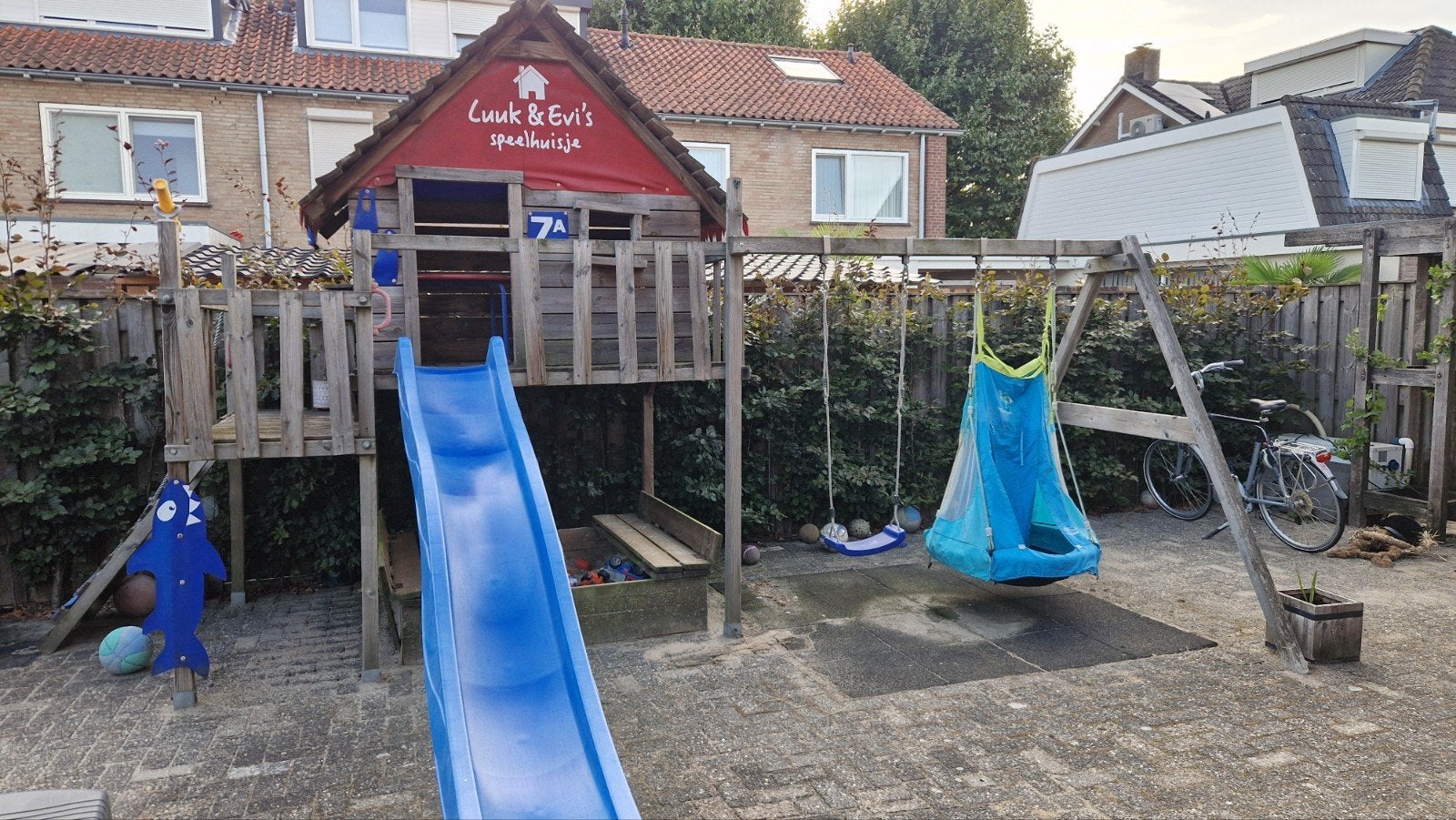 Houten speelhuisje met glijbaan, zandbak en schommels, Ophalen, Gebruikt, Hout