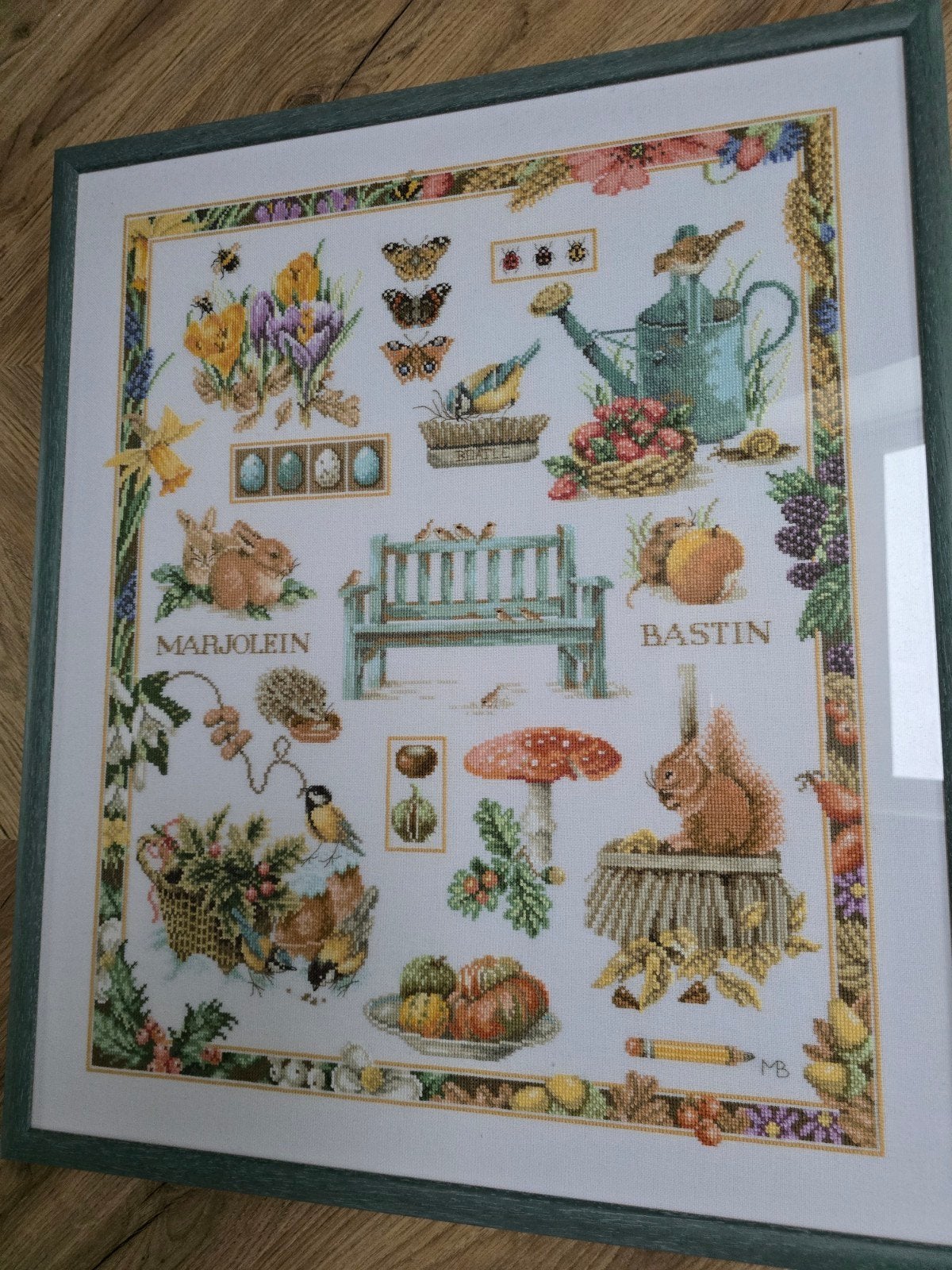 Twee ingelijste merklappen, handwerk en geborduurd., Ophalen