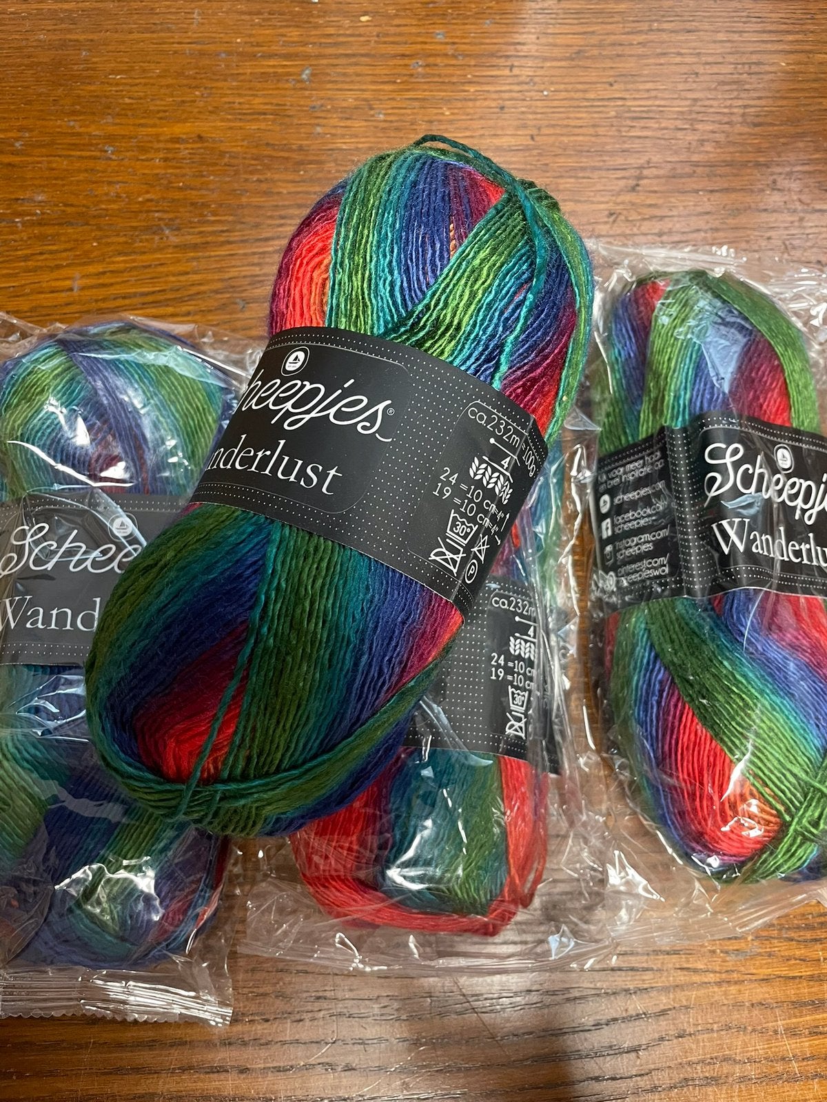 8 bollen Scheepjes Wanderlust, kleur rood, groen, blauw., Ophalen of Verzenden, Nieuw, Breien of Haken, Wol of Garen