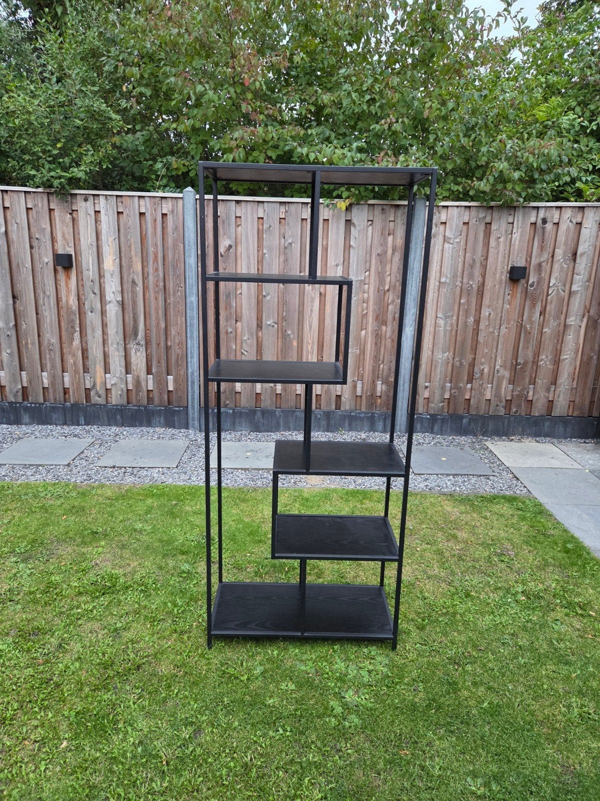 Zwart metalen kast met schapjes, Met plank(en), Gebruikt, 50 tot 100 cm, Modern industrieel