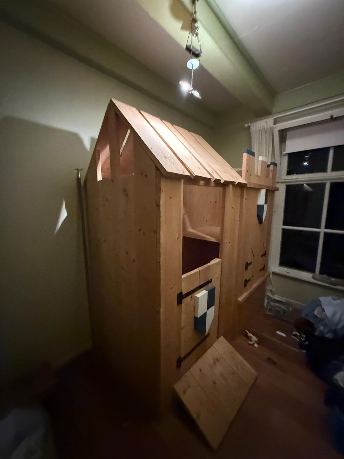 Prachtig handgemaakt hardhouten kasteelbed), Kinderen en Baby's, Ophalen, 85 tot 100 cm, Gebruikt, Hoogslaper of Stapelbed