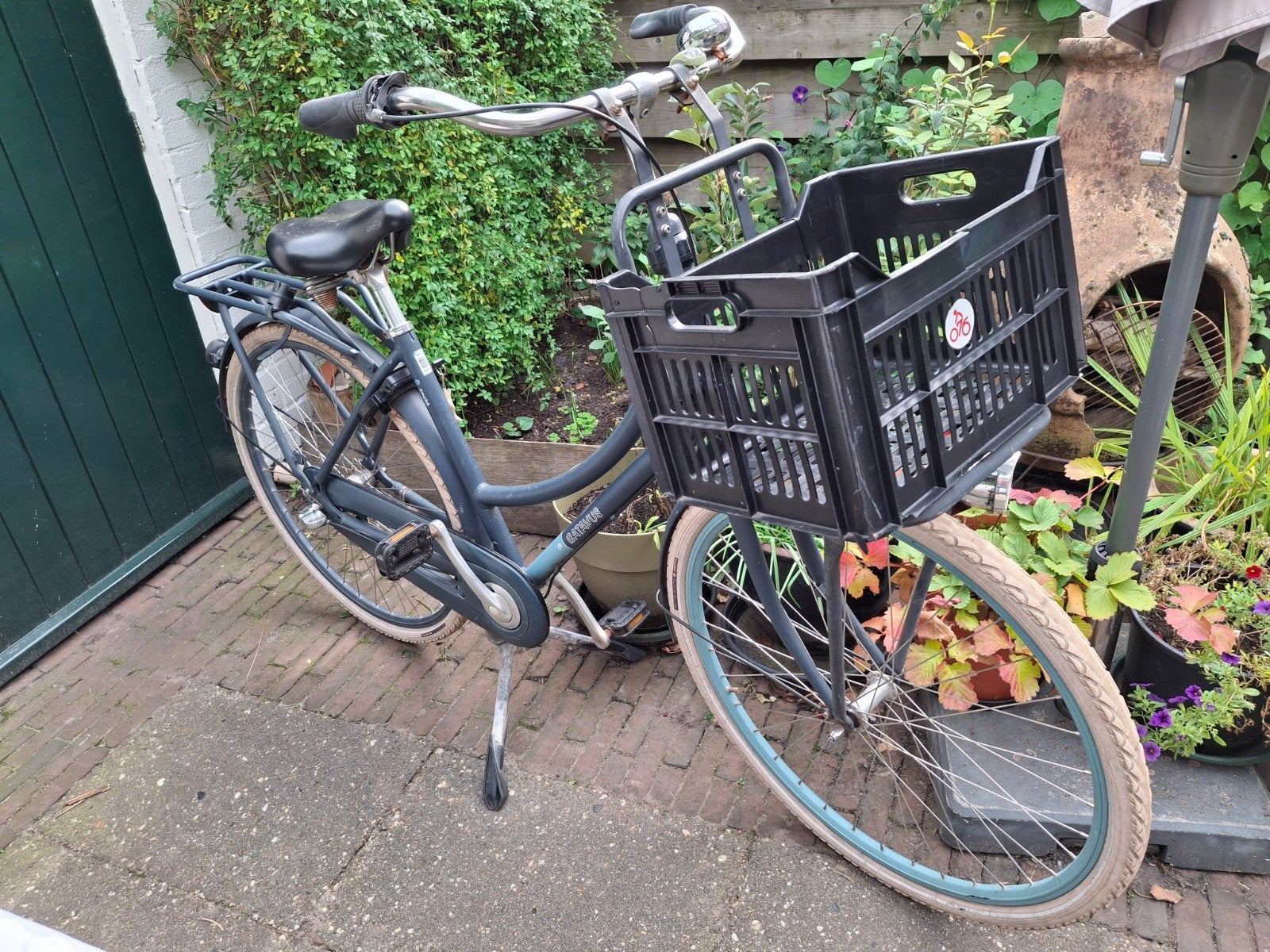 Foto 2 van omafiets met krat