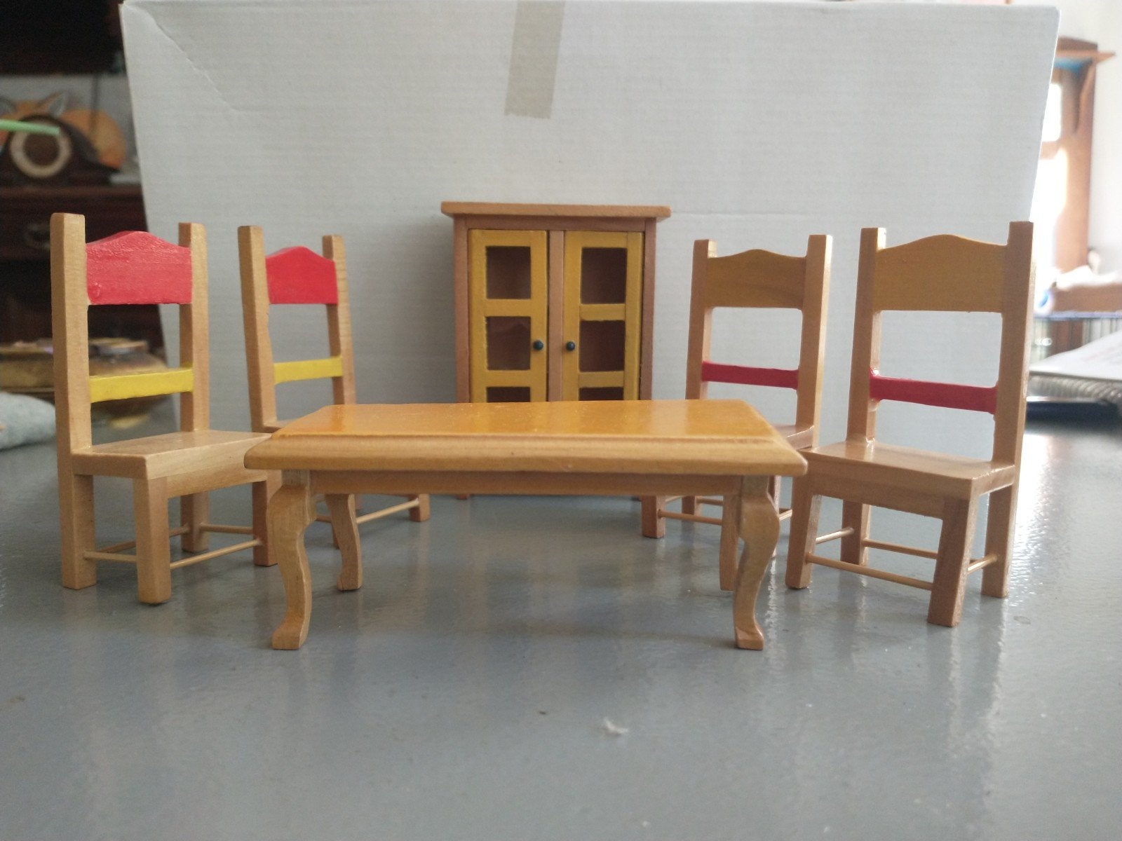 Miniatuur meubelset: tafel, kast en stoelen, Ophalen of Verzenden, Gebruikt, Poppenhuis