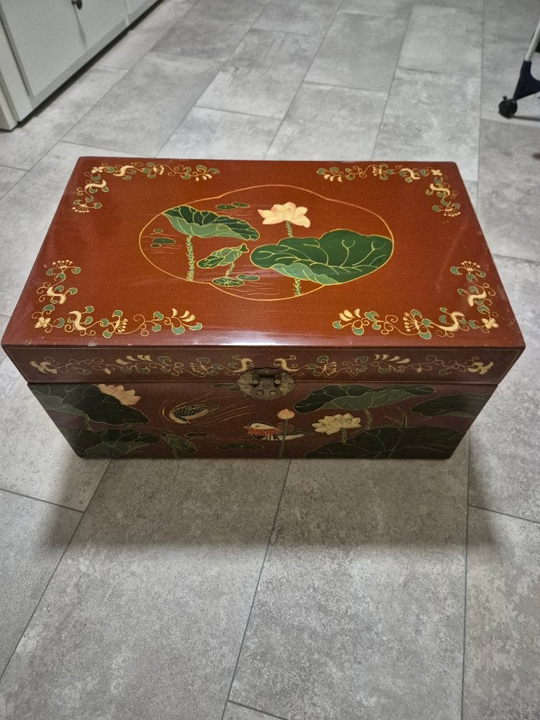 kist met prachtige koperen ornamenten, Antiek en Kunst, Ophalen