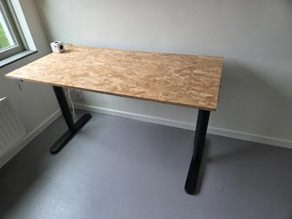 IKEA Bekant elektrisch zit-sta bureau met OSB blad, Ophalen, Gebruikt, Metaal, IKEA
