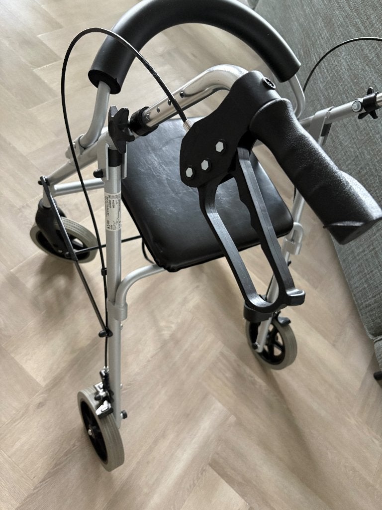 Rollator plus toebehoren voor na knieoperatie bijv, Ophalen, Opvouwbaar, Zo goed als nieuw