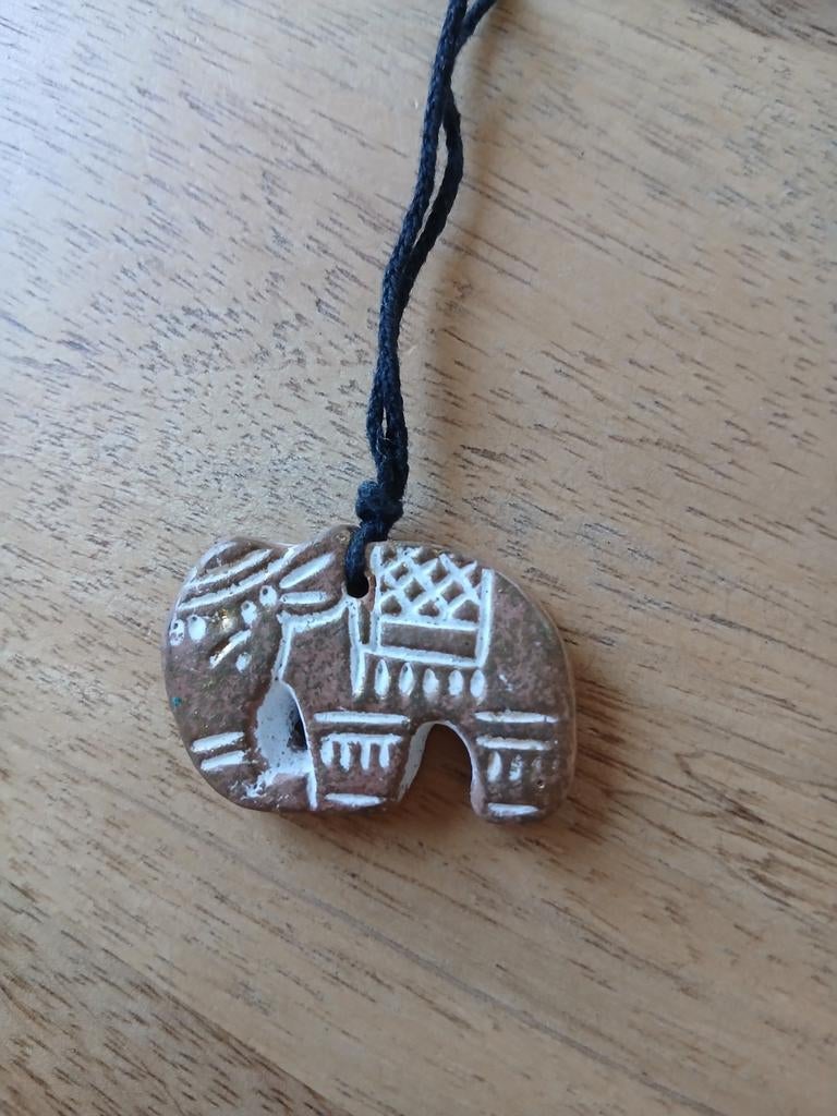 Halsketting met olifant hanger en kwastje, Bruin, Ophalen of Verzenden, Steen of Mineraal, Gebruikt