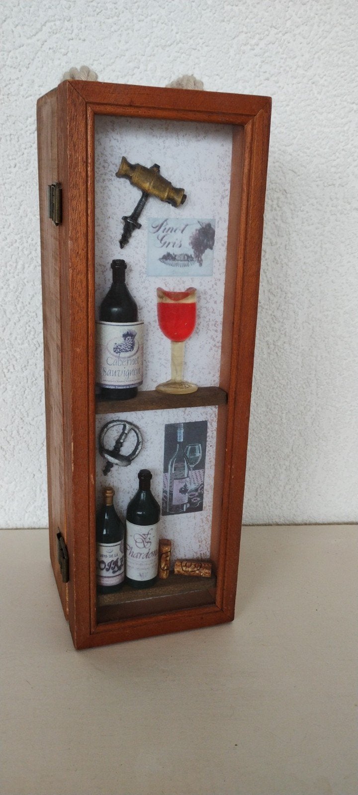 Wijnkastje met miniatuur wijnflessen en kurkentrekker, Ophalen, Gebruikt, Bruin, Vintage